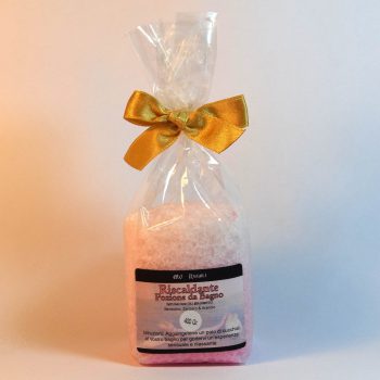 A questo sale è stato dato il nome di Riscaldante e contiene oli essenziali di : Benzoino, Zenzero e Arancio